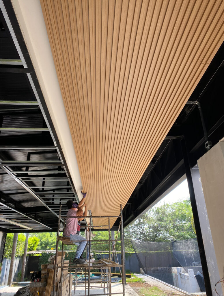 Acabados de madera en Cali - Cielo falso de WPC